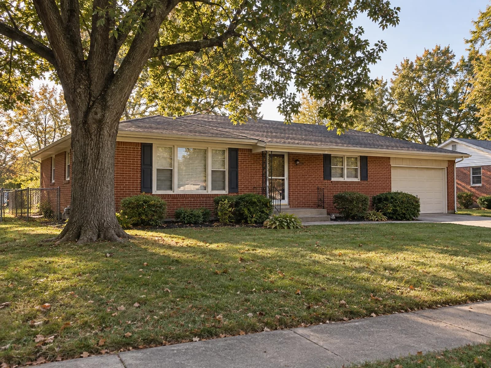 Brick ranch home with a mature front yard in an Evansville neighbourhood.